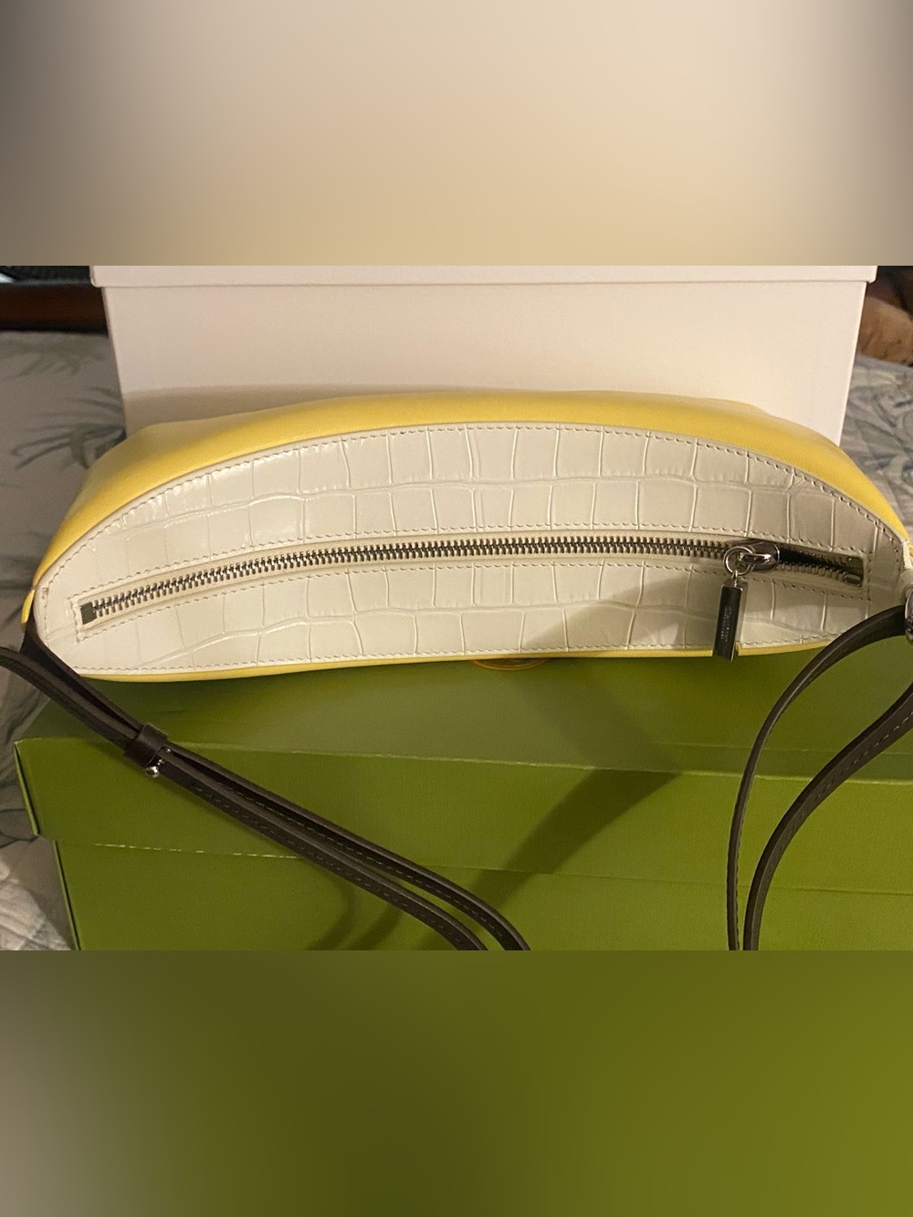 Authentic JACQUEMUS Le Grand Bisou Perle Leather Shoulder Bag Yellow - Picture 2 of 10